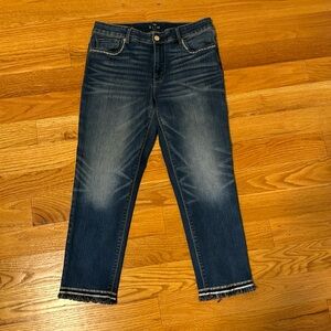 Crop jeans with ankle and pocket accents.